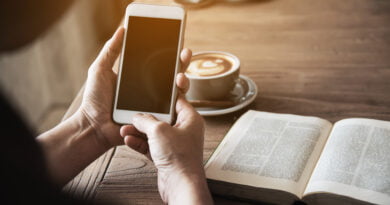 Aplicativos de Mensagens Religiosas - A fé no meio digital